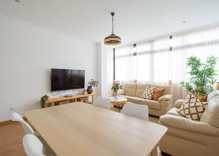 Moderno Piso De 3 Habitaciones Cerca De Triana